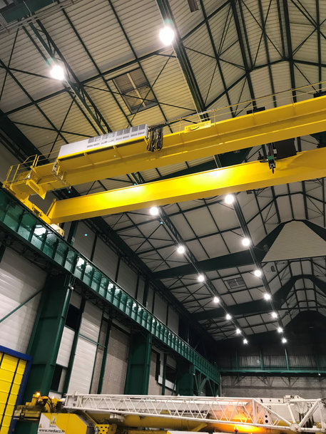 A 40 tonne overhead crane with a span of 34 meters for handling single moulds